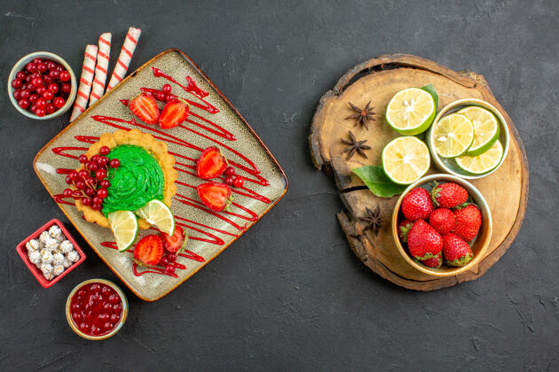 健康俯瞰美味的水果蛋糕茶无人草莓