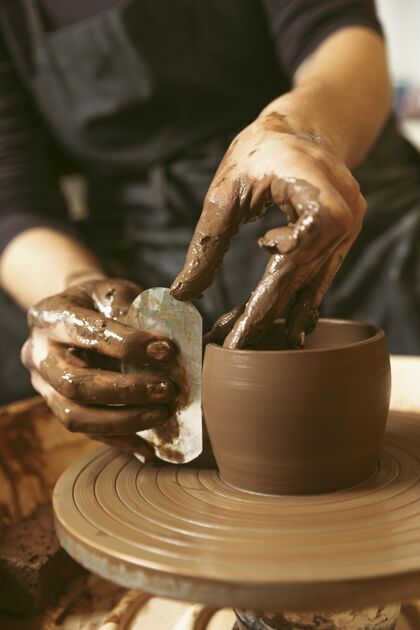 粘土专业的工匠在车间工作生活方式职业爱好