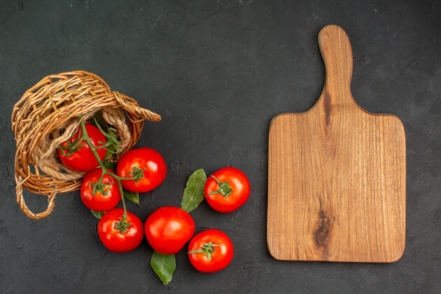 洋葱顶视图新鲜的红色西红柿在篮子里里面蔬菜新鲜