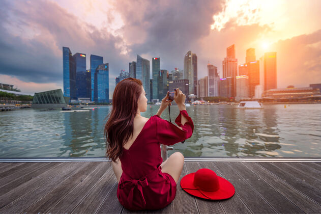 城市景观年轻女子在新加坡拍照新加坡妻子建筑