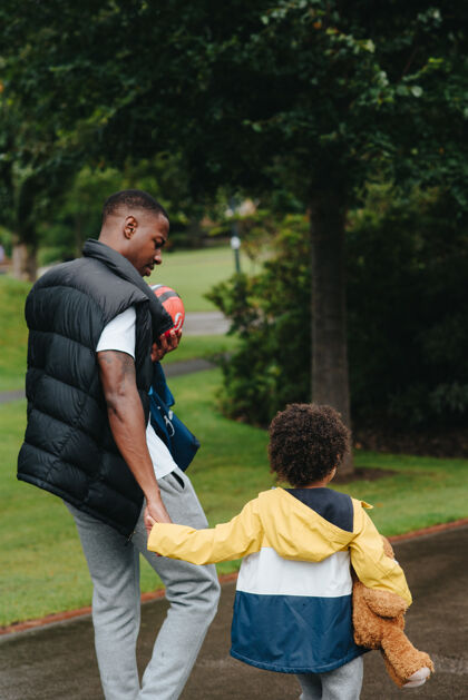 孩子一个非洲裔美国人的孩子和他的父亲在公园里的垂直镜头孩子非洲儿子