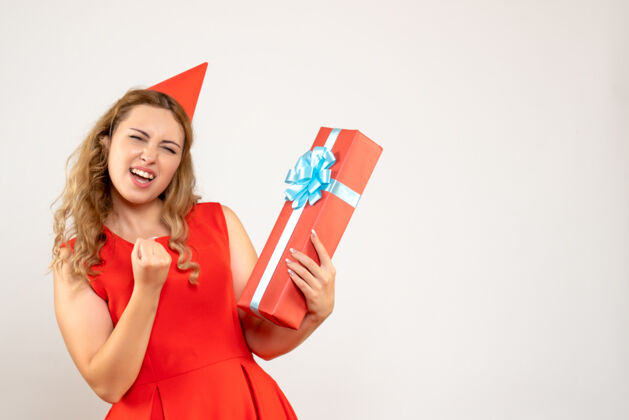衣服正面图身着红色连衣裙的年轻女性用礼物庆祝圣诞节年轻颜色年轻的女性