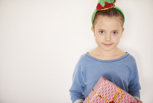 小女孩可爱的女孩穿着化装小精灵带着圣诞礼物装饰品小圣诞礼物