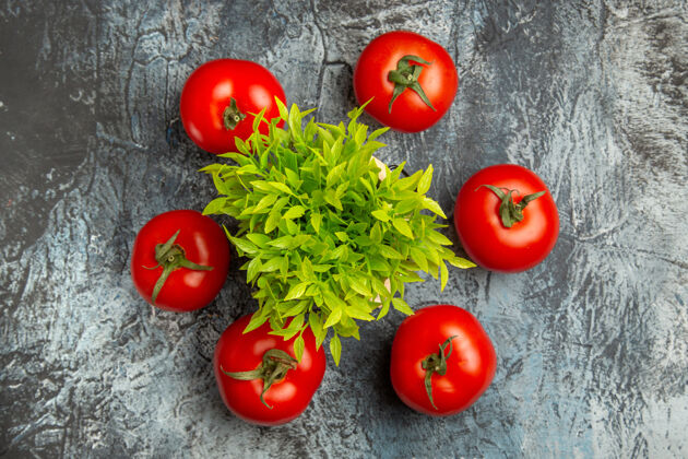 绿色顶视图新鲜西红柿与绿色植物新鲜西红柿香草牛排