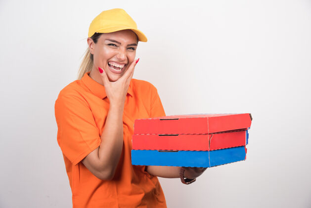 食物面带微笑的送货员拿着比萨饼盒把脸放在空白处快乐女孩女人