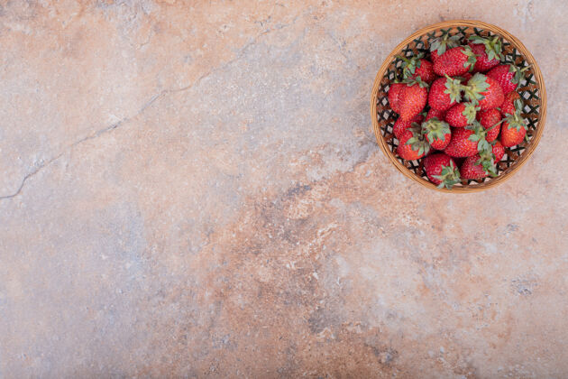 蔬菜红色草莓放在大理石上的陶杯里品质食物素食
