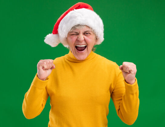 复制恼怒的老太婆拿着圣诞老人戴帽子的拳头空间紫色保持