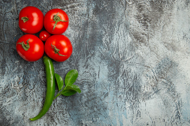 视图顶视图新鲜番茄和青椒顶部食物浆果