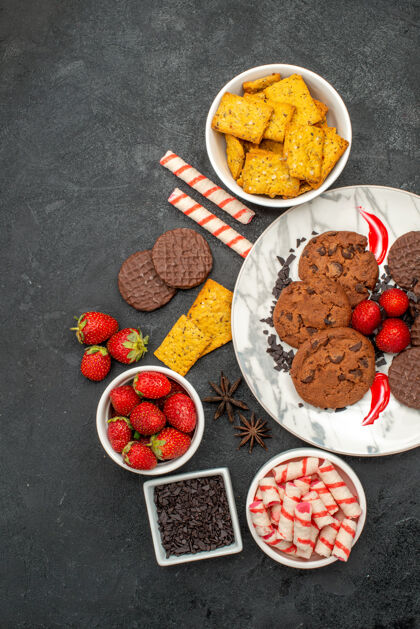胡椒粉俯瞰巧克力饼干与糖果和水果顶部膳食巧克力