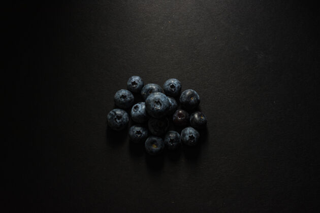 特写在灰色背景上俯视许多蓝莓水果食物蓝莓
