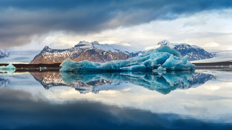 环境冰柱在约库萨龙冰川湖 冰岛海洋冰川水
