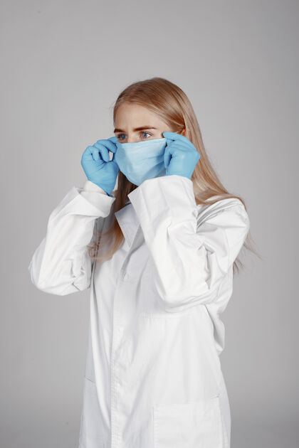儿科医生戴着医用面罩的医生冠状病毒隔离在白墙上药剂师职业医学