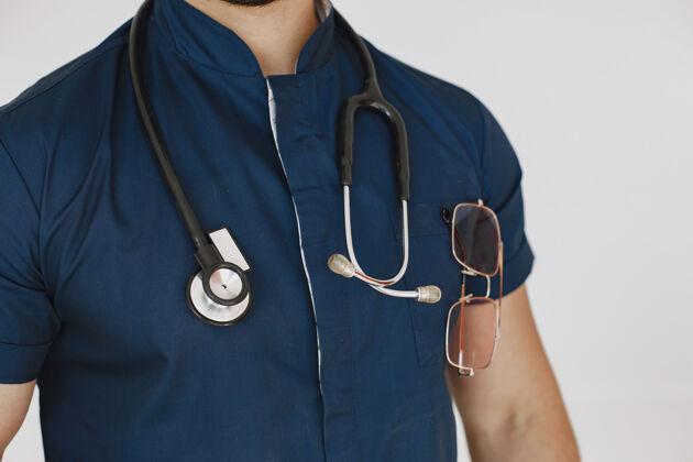 实践国际医学生穿蓝色制服的人带听诊器的医生诊所工作专家