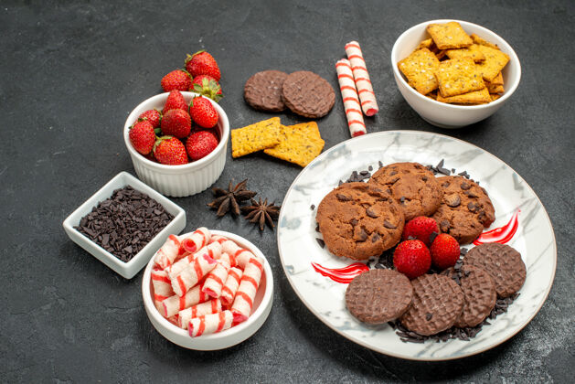 草莓前视图美味巧克力饼干与不同的零食食物好吃的巧克力饼干好吃的
