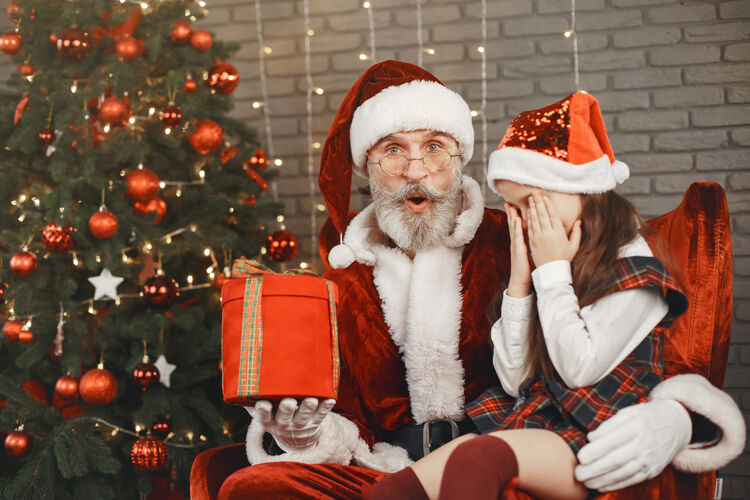 男性圣诞节 孩子和礼物圣诞老人给孩子带来礼物快乐的小女孩拥抱圣诞老人盒子冬天孩子