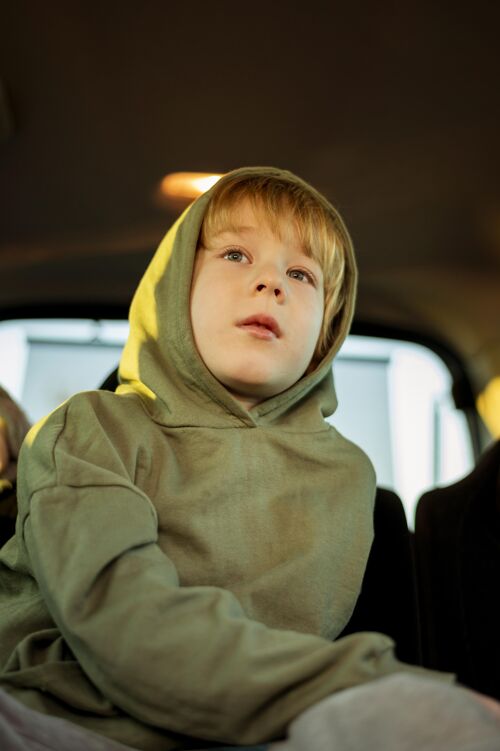 远足低角度的孩子在车上公路旅行冒险旅行休闲