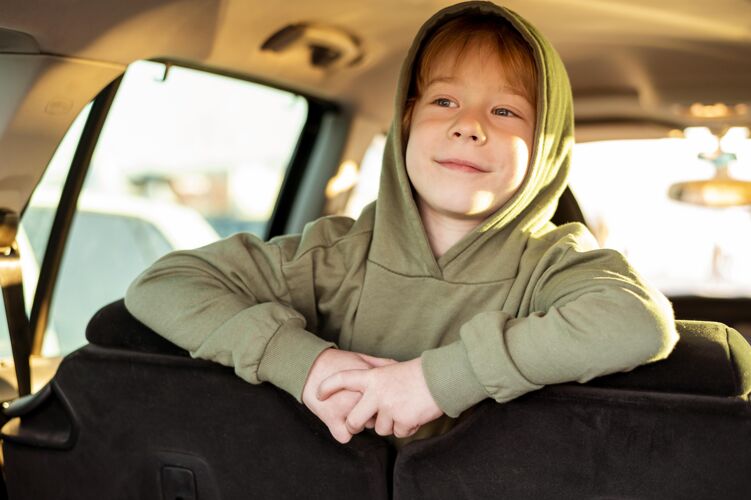 冒险快乐的孩子在车里 而在公路旅行汽车休闲旅行