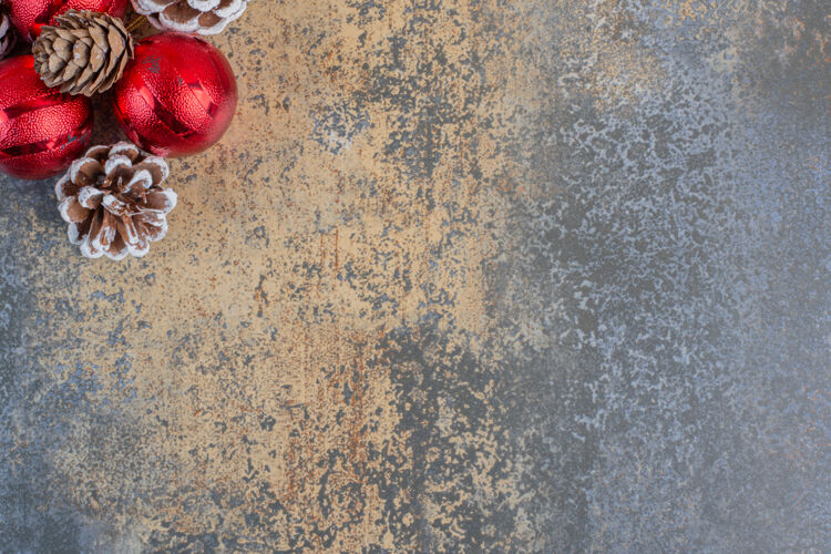 舞会圣诞球与圣诞松果在黑暗的背景高品质的照片圣诞节装饰装饰
