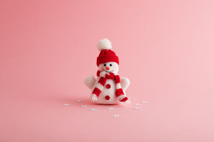 特写特写一个有趣的雪人和雪花在粉红色的背景粉色玩具快乐