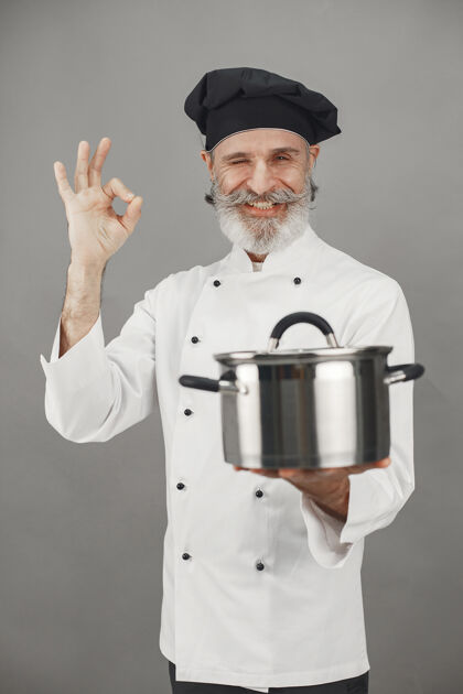 男高级男子与金属锅厨师在一个黑色的帽子专业的方法来处理业务行业食物自助餐