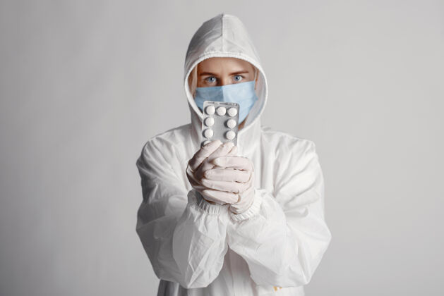 职业戴着医用面罩的医生冠状病毒主题隔离在白色背景下带着药片的女人药治疗实验室