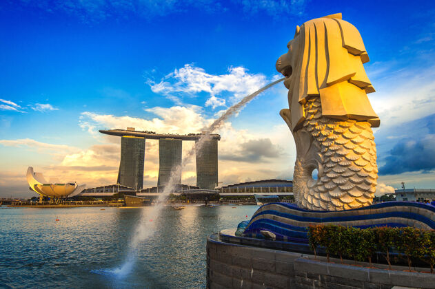 天际线新加坡鱼尾狮雕像和城市景观建筑地标河流