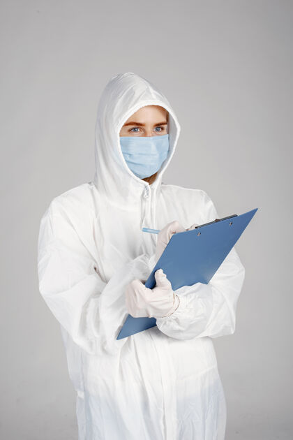 人戴着医用面罩的医生冠状病毒主题白色背景下隔离穿防护服的女人保健专家护士