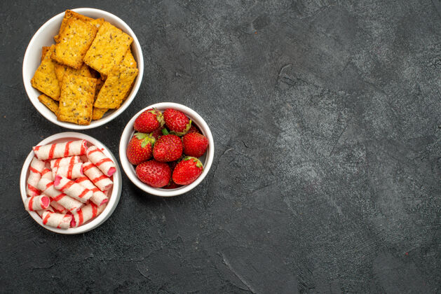 食物俯瞰不同的食物薯片水果和糖果茶甜食顶部