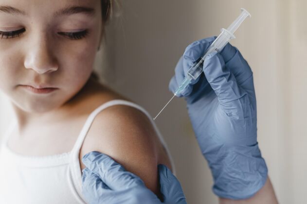 儿童戴手套的医生给小孩打疫苗医生疫苗免疫