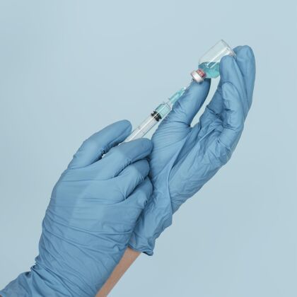 防护双手戴着手套拿着疫苗和注射器手免疫补救