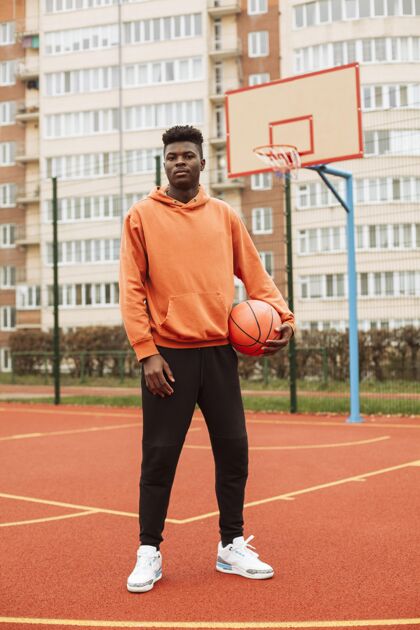 运动青少年在户外打篮球运动健康篮球