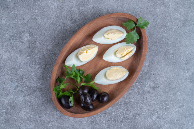 煮有橄榄和煮鸡蛋的木板高质量的照片木板家禽木头