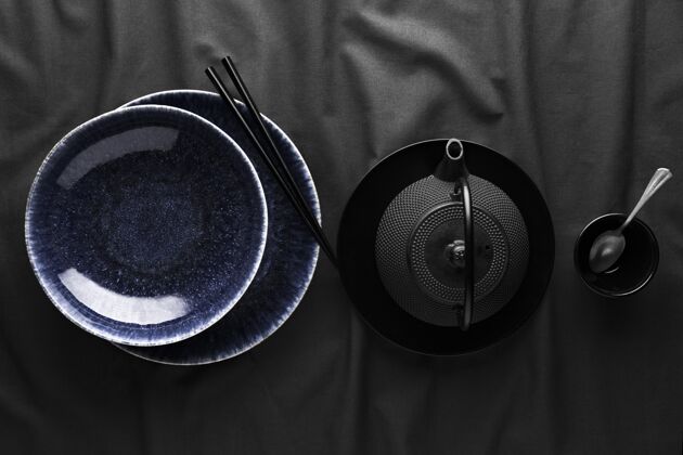 平铺带餐具和勺子的茶壶俯视图勺子水平餐具