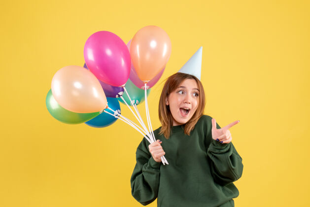 生日正面图是一位年轻的女士 手里拿着五颜六色的气球圣诞节年轻气球