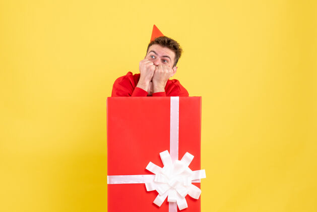 包装正面图：礼品盒内穿红色衬衫的年轻男性丝带礼物圣诞节