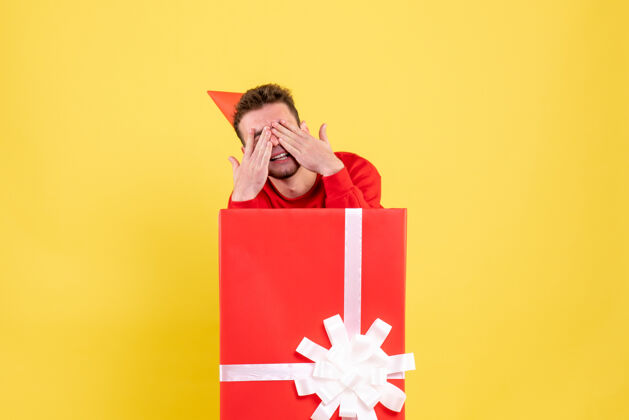 里面正面图：礼品盒内穿红色衬衫的年轻男性雪男性盒子