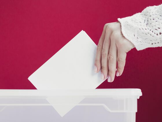 民族特写女性把选票模型放在盒子里爱国民主庆祝