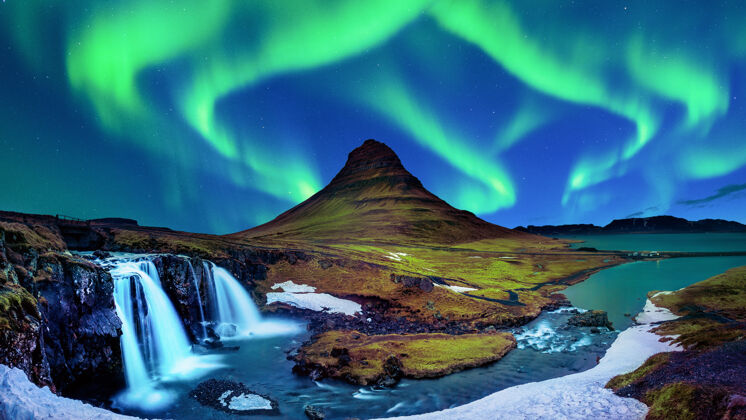 光北极光 北极光在冰岛的柯克朱费尔冬天的柯克朱费尔山北方充满活力瀑布