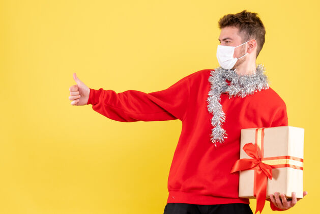 人正面图：戴着无菌面具的年轻男性正在过圣诞节漂亮不育大流行