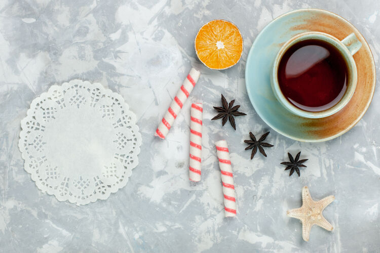 视图顶视图一杯茶 柠檬和糖果背景为浅白色糖果水果甜茶茶光糖果