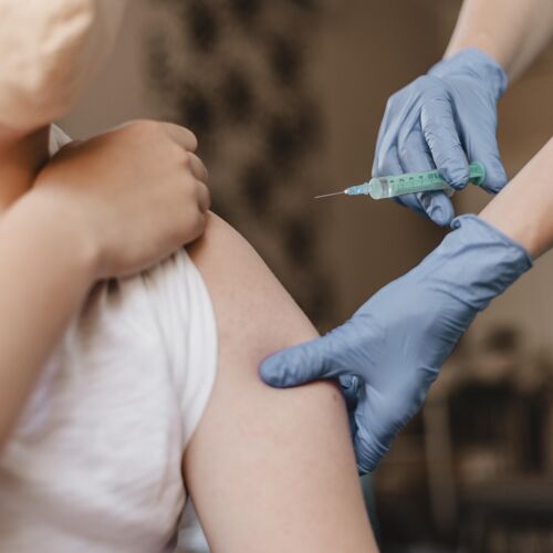 解药医生戴着手套给孩子打疫苗接种免疫医生