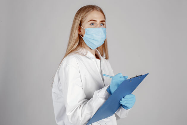 实习生戴着医学面具的医生冠状病毒主题隔离在白色背景上专业护理手套