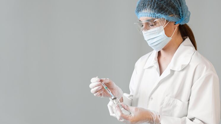创新者女科学家戴着安全眼镜和医用面罩手持注射器的侧视图科学头发调查