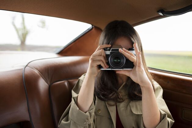 旅行带照相相机的中镜头女人旅行旅行度假