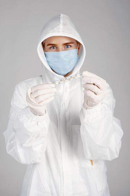 医生戴着医用面罩的医生冠状病毒主题隔离在白墙上穿着防护服的女人医生冠状病毒19诊所