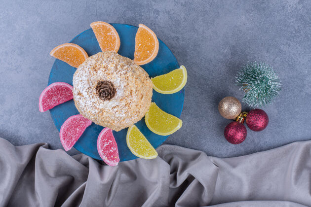 圣诞球一个蓝色的盘子 里面有美味的馅饼和甜甜的果冻糖糖果盘子圣诞节