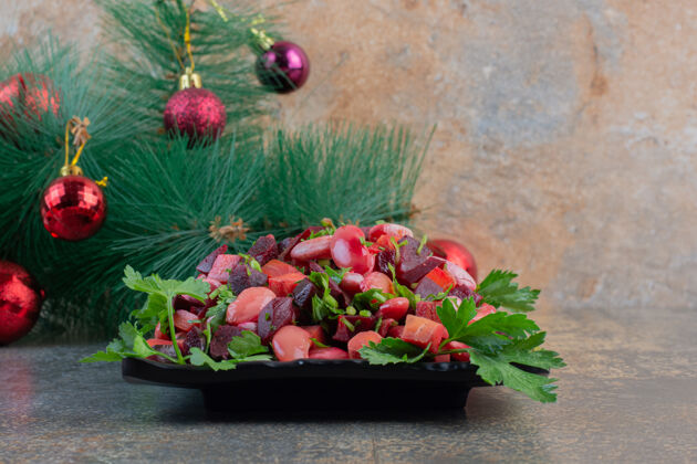 晚餐美味的香醋与圣诞球在黑暗的背景高品质的照片节日食品欧芹服务