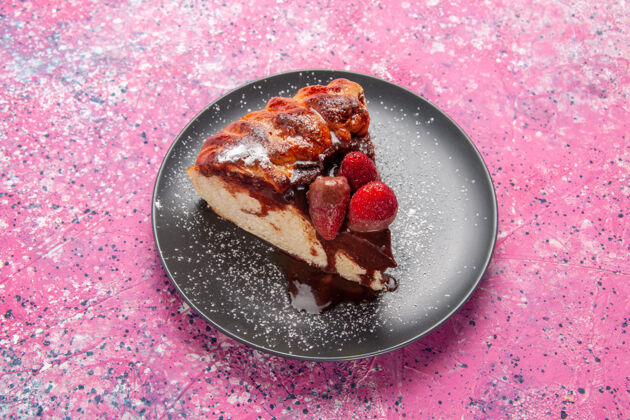 盘子顶视图蛋糕片 粉色桌上有巧克力和红草莓饼干甜甜甜点蛋糕美食风景巧克力酱