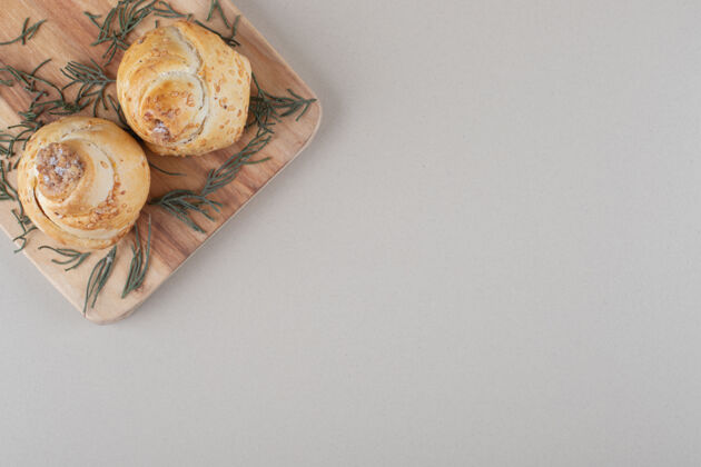 馅料蛋糕包装与坚果填充板装饰松叶大理石背景美味小吃烘焙