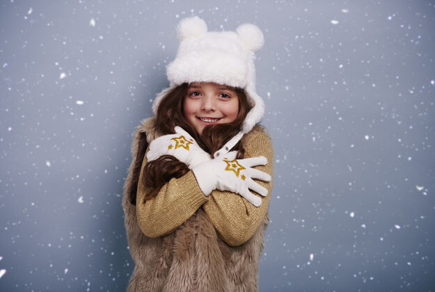 手套可爱的女孩冻得直哆嗦温度下雪雪